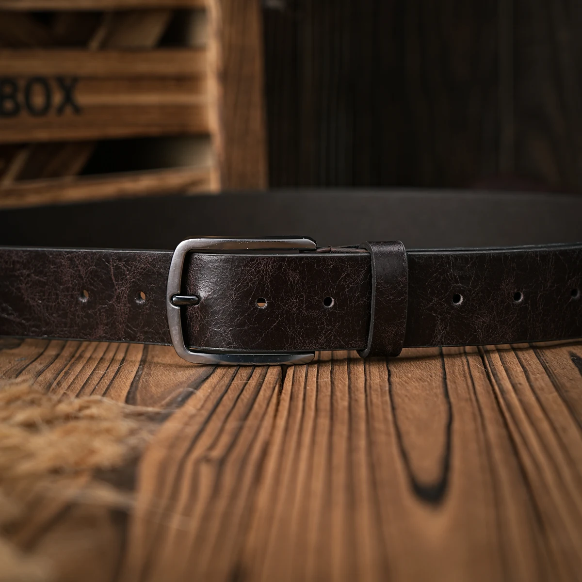 Ein Retro-Gürtel mit Metallschnalle für Herren und Damen im Casual-Stil aus braunem PU-Leder, geeignet für den täglichen Geschäftsalltag in allen Jahreszeiten. – Detail 6