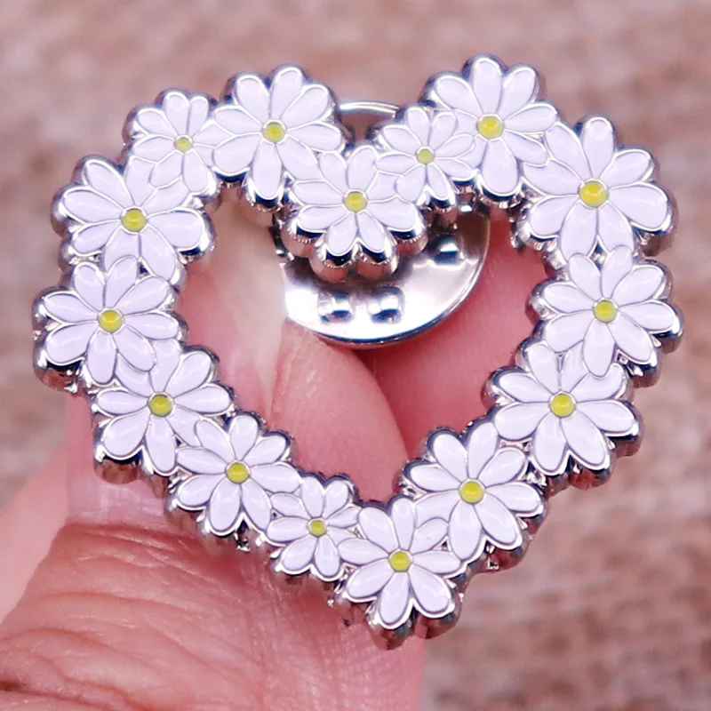 Creativity White Love Heart Wreath Brooches For Women Unisex Fashion Lovely Blossom Corsage Badge Pin Jewelry Decor Gift Party
