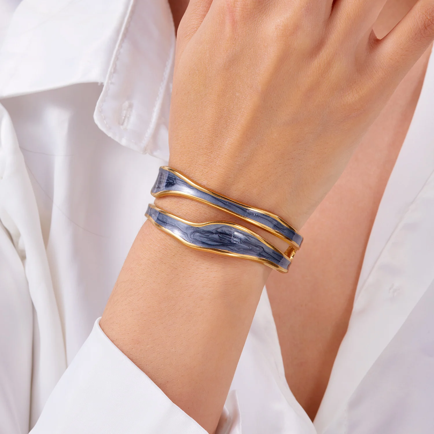 Offenes Vintage-Armband aus weißem Emaille-Edelstahl für Damen, einfaches Metall, unregelmäßige Form, geometrisches Armband, kein Verblassen von Schmuck – Detail 4