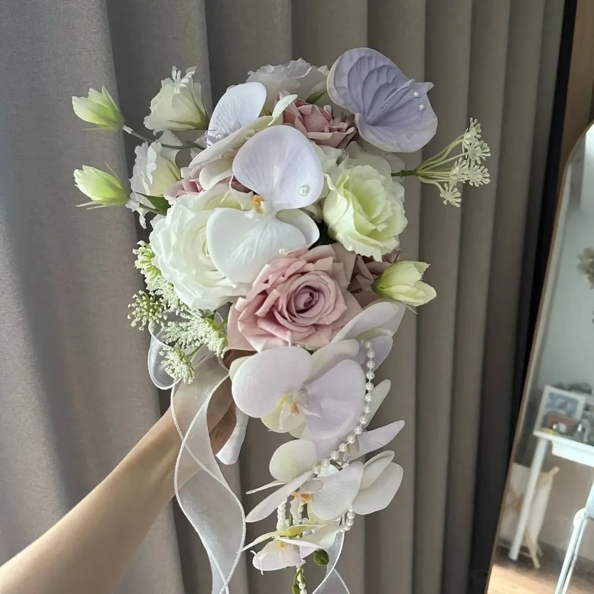 Travel photography garden wind French props wedding waterfall water drop bridal bouquet