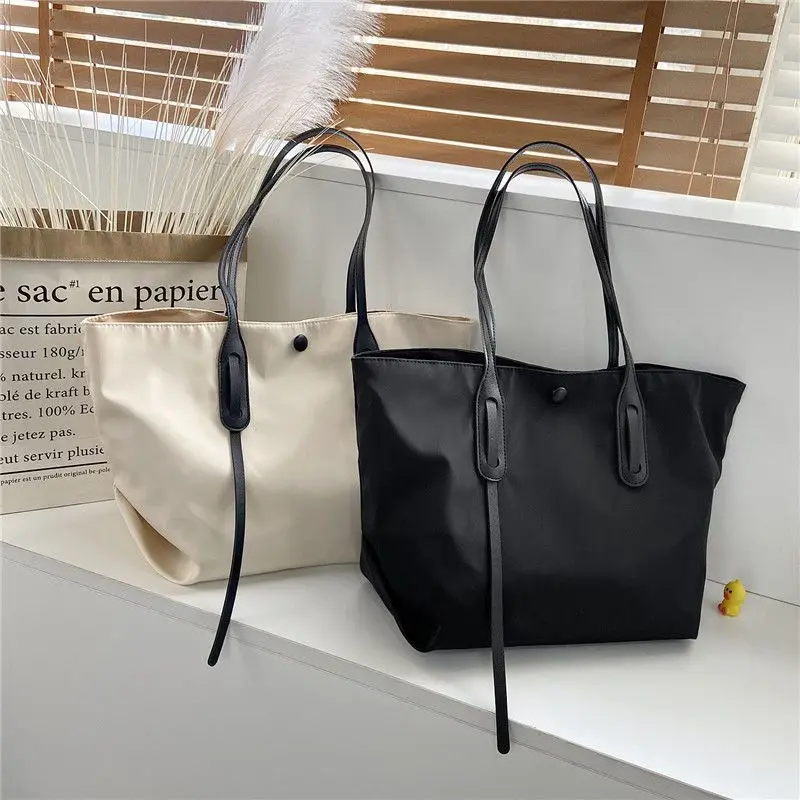 Borsa a tracolla Casual da donna in tela di Nylon semplice atmosferica di grande capacità nera per celebrità di Internet tutto va con Instagram