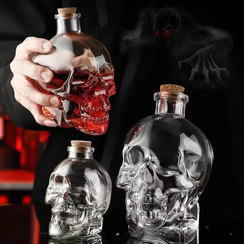 

750ml Skull Shaped Glass Decanter Tumbler High-Quality Beer Mug for Wine Vodka Whiskey Coffee with Wooden Lid Skull Face Design