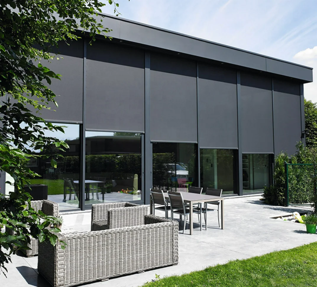 2025 Tende pergola a rullo per esterni motorizzate Tende per esterni antivento Zip Track Window Tende oscuranti Tenda per balcone