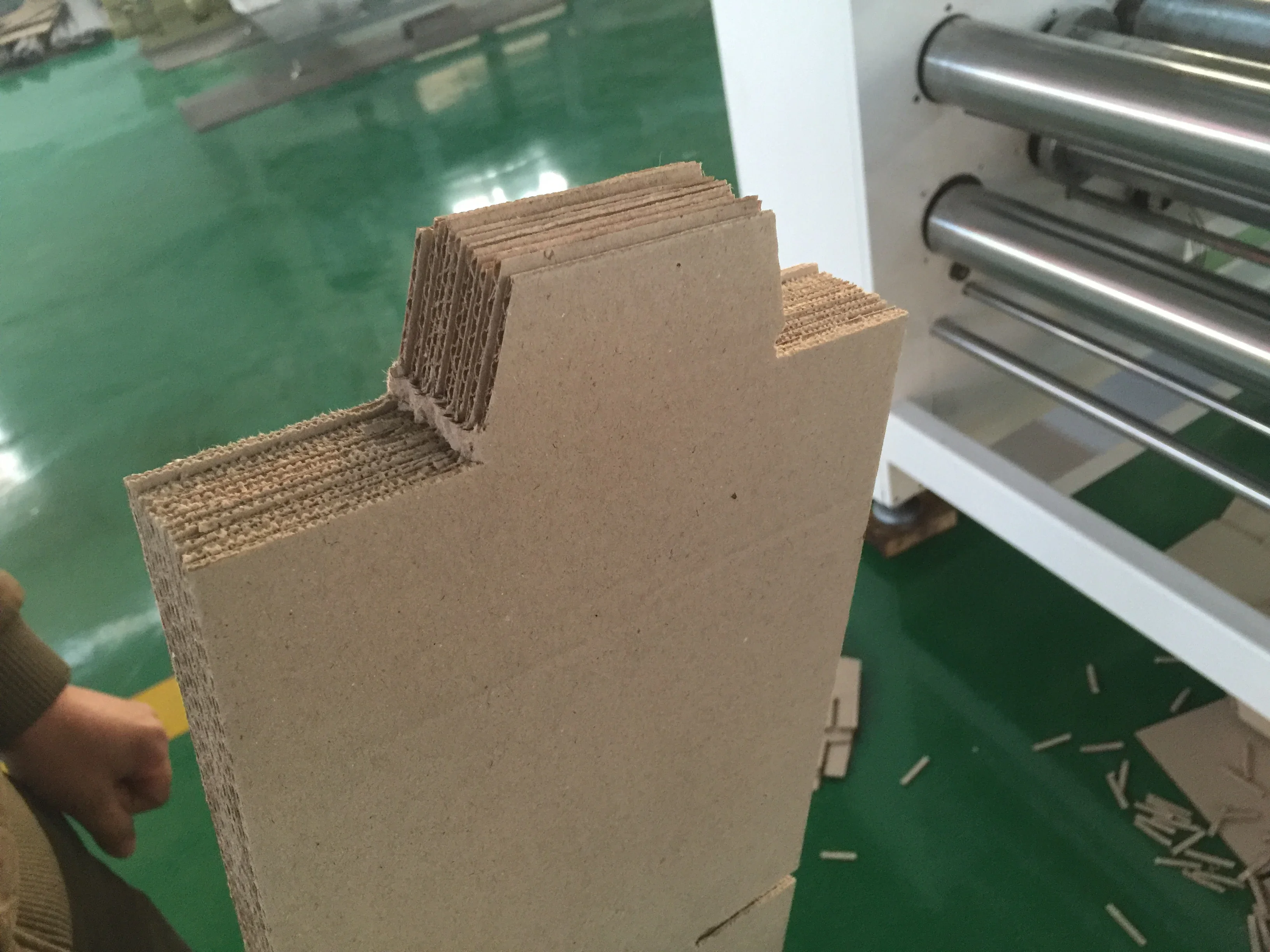 Automatic rotary slotter machine for corrugated small box making