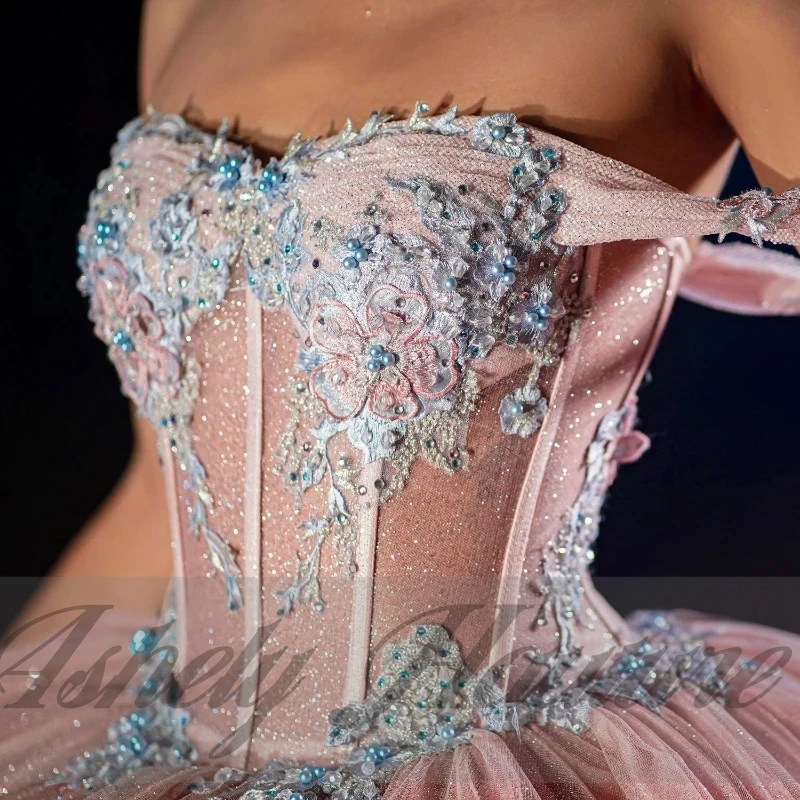 Affascinanti abiti Quinceanera messicani scintillanti Corsetto con applicazioni in pizzo Puffy Sweep Train Abito da ballo per feste di compleanno Dolce 15 16