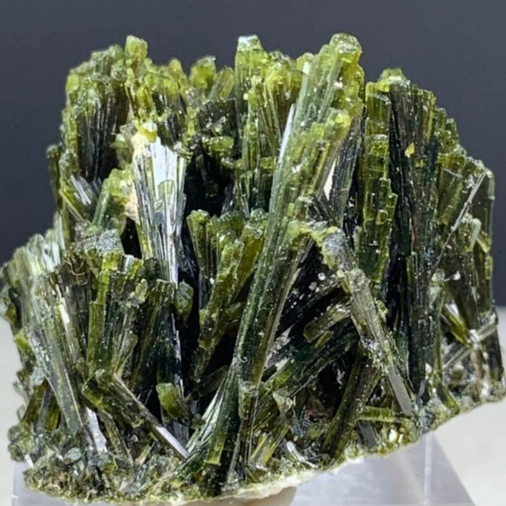 250g Green Tourmaline Specimen Raw Stone Epidote Healing Crystals Clusters Spiritual Mineral Specimen Collect for Decoration