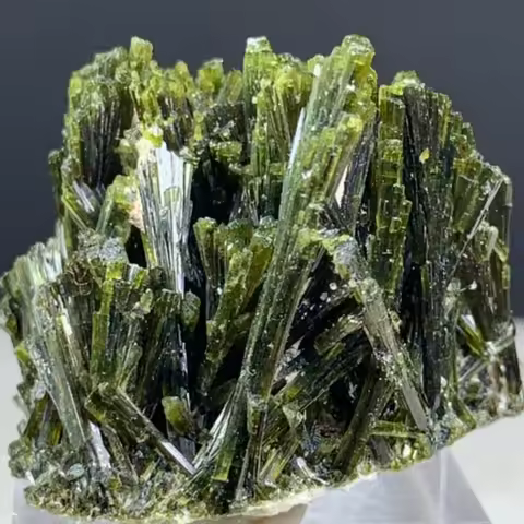 250g Green Tourmaline Specimen Raw Stone Epidote Healing Crystals Clusters Spiritual Mineral Specimen Collect for Decoration