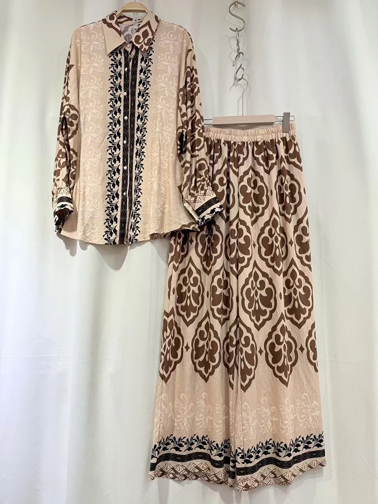 

A two-piece set of retro geometric printed lapel straight shirts and loose wide-leg pants for women's wear in the autumn of 2025