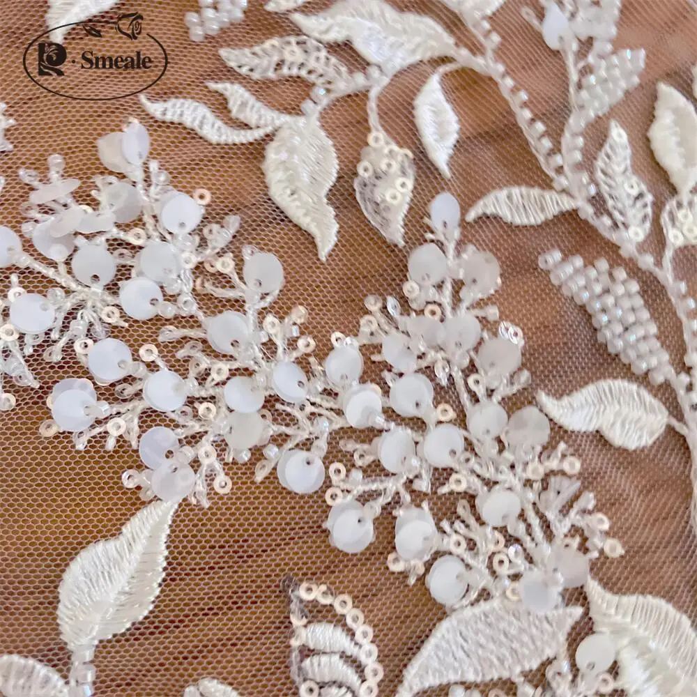 Weißer 3D-Blumen-Perlen-Pailletten-bestickter Spitzenstoff für Hochzeitskleid, glänzender Brautstoff RS4851 – Detail 5