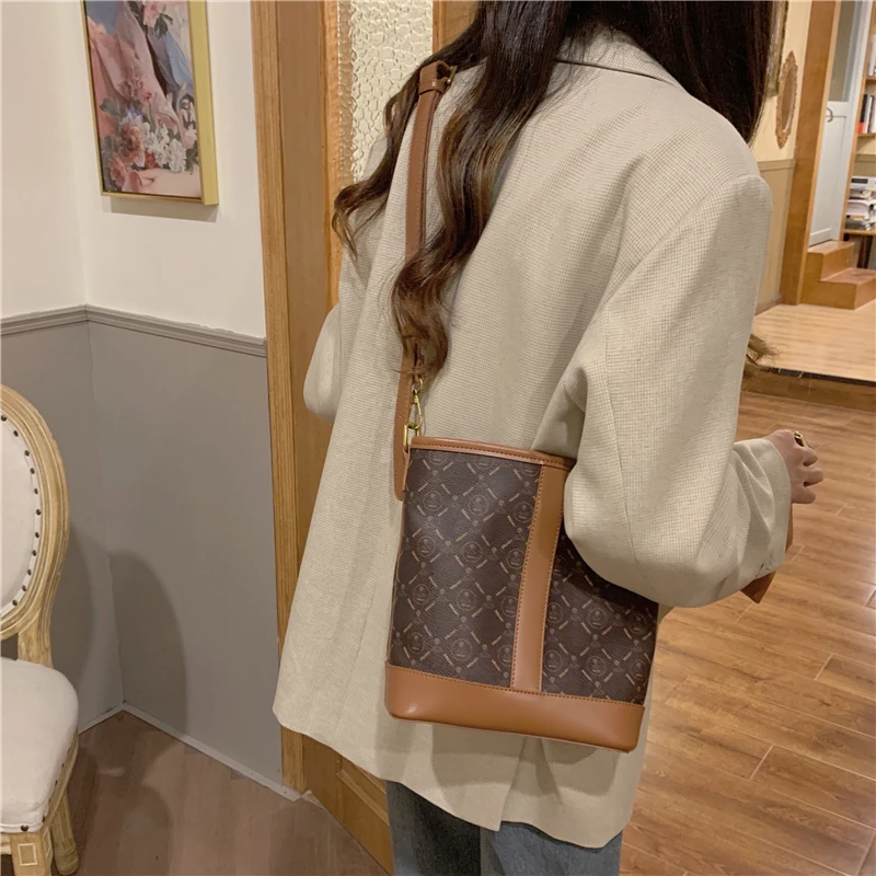 

Дизайнерская брендовая Роскошная дамская сумка-ведро из ПУ кожи, сумка на плечо большой вместимости, новинка 2022, винтажная сумка, женские кошельки