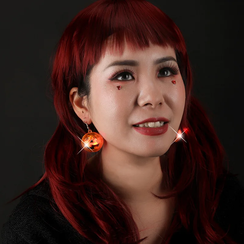 Novelty anting-anting bercahaya lucu, anting Halloween simulasi LED tengkorak labu alat peraga dekorasi pesta