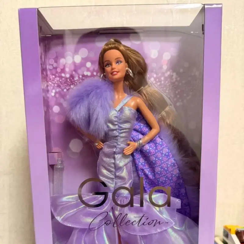 

Кукла Барби Pink Premiere Black Label из серии 59Club Carnival в фиолетовом платье русалки с меховой шалью, коллекционная игрушка для детей