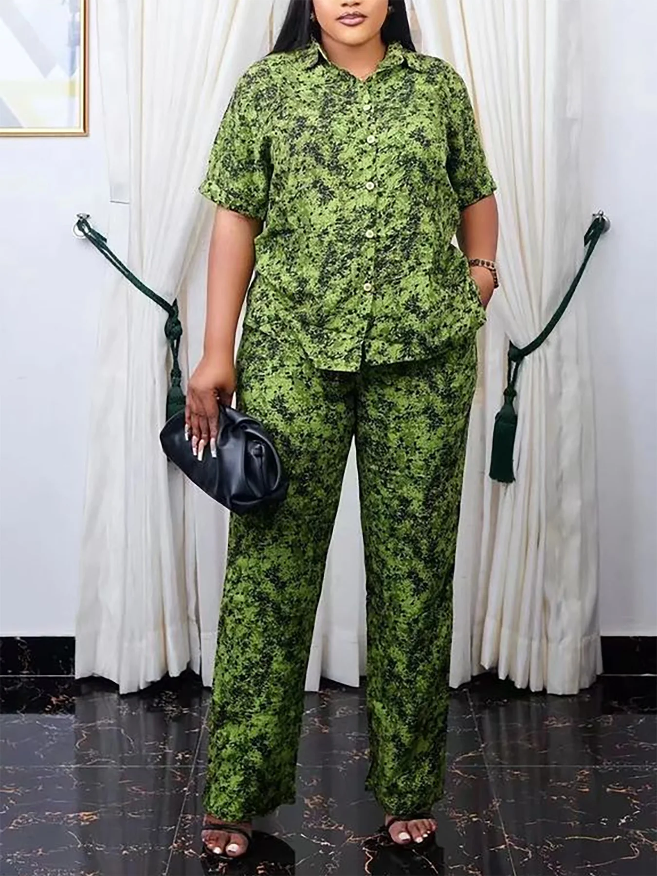 

Модное необходимое! Свежий зеленый комплект с короткими рукавами и принтом, легкий и создающий выгляд на стойку