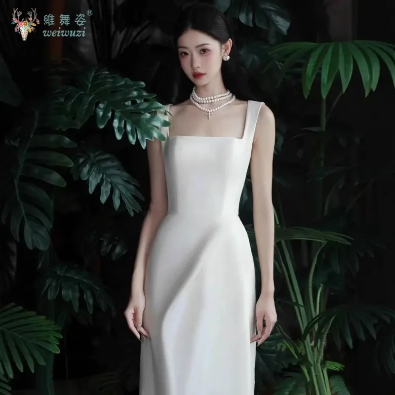 Sukienka ślubna: kwadratowy dekolt, bez rękawów, podkreślona w talii, lekka, w stylu koreańskim, satynowa, lekki luksus, elegancka.