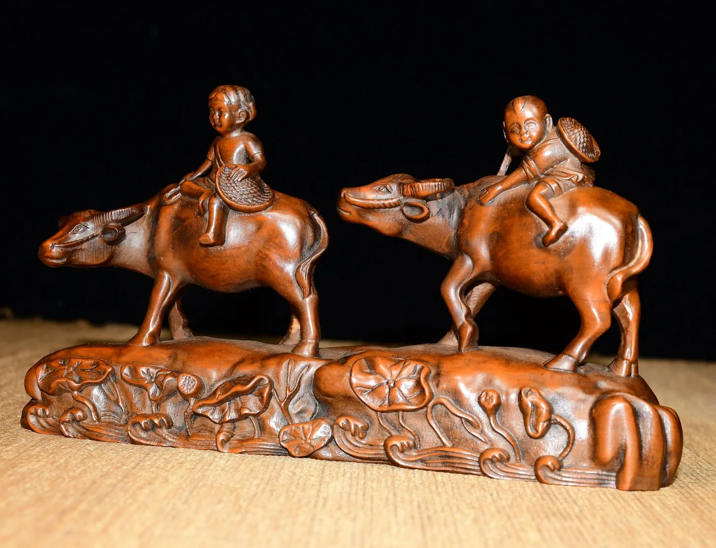 7 "المجموعة الشعبية قديم خشب البقس الراعي رعي الماشية الصبي عذراء الطفل البراءة وممتعة تمثال الثور تاون هاوس