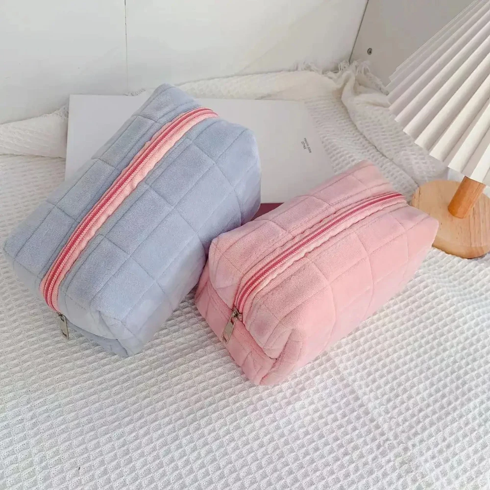 1pc Cloud-shaped Pillow Makeup Bag Simple Plaid Quilted Pattern Plush Cosmetic Zipper Bag Travel Storage Bag