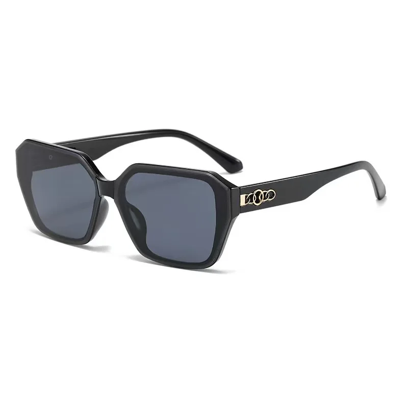 Minimalistische Retro-Damenmode-Brille mit quadratischem Rahmen und dekorativen Bügelenden, geeignet für den täglichen Gebrauch und Straßenfotografie