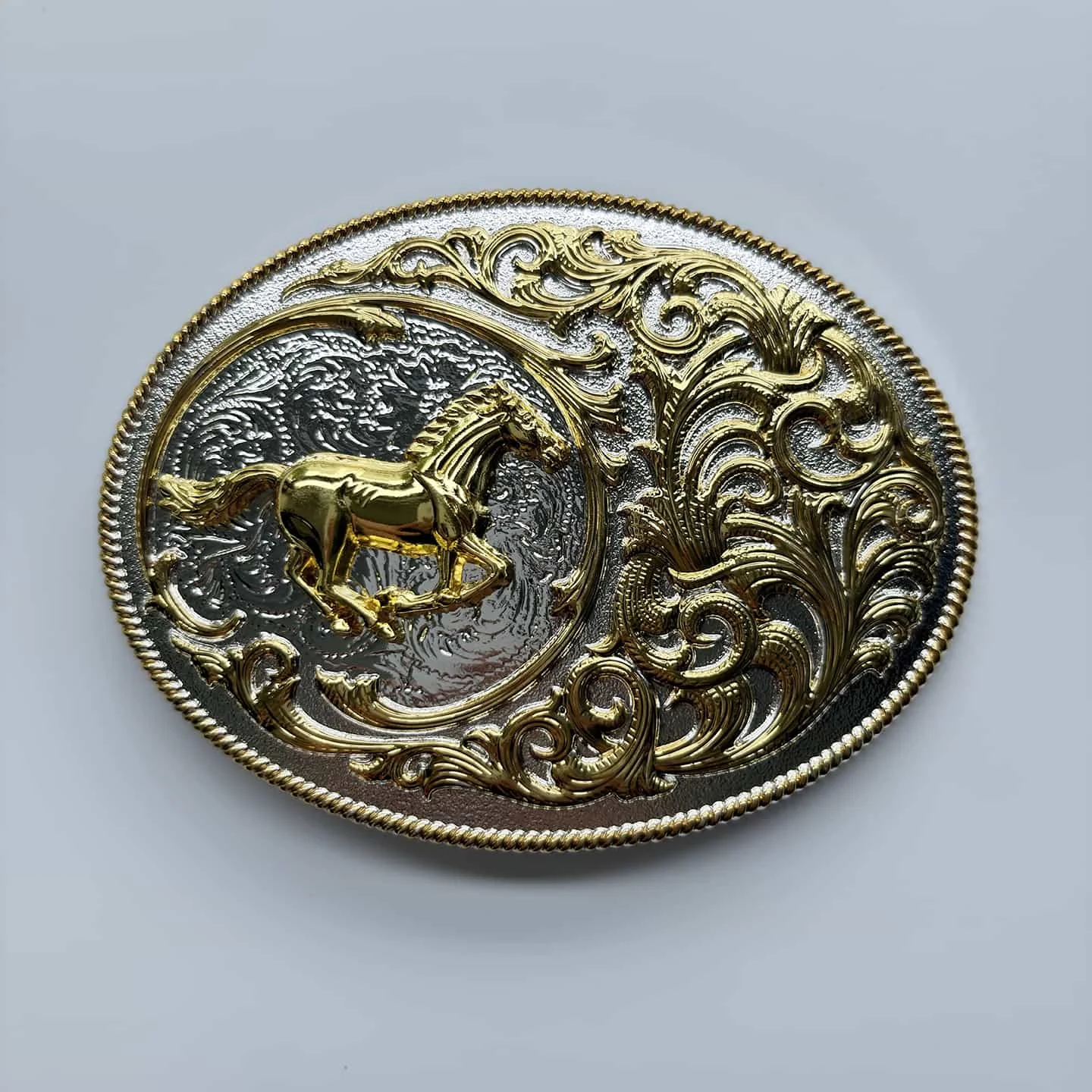 hebilla-de-cinturon-de-vaquero-y-vaquera-de-rodeo-con-caballo-galopante-en-plata-brillante-y-oro-buckle-wt169