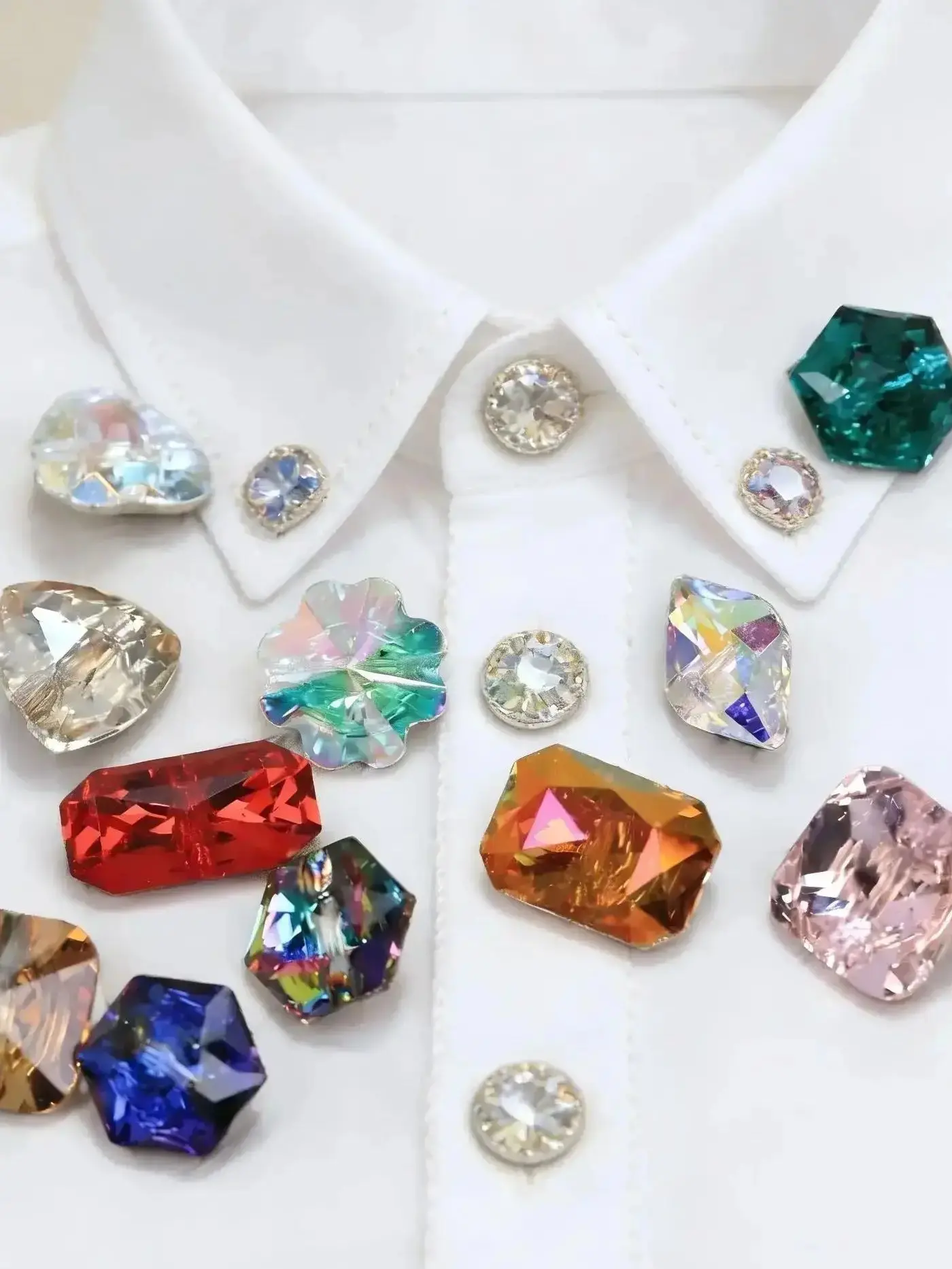 Glitzernde Glaskristall-Trilliant-Knöpfe im Steindesign zum Aufnähen, normale Farbe, glänzende Strasssteine, Bling-Dekorationen für Kleidung und Taschen – Detail 7