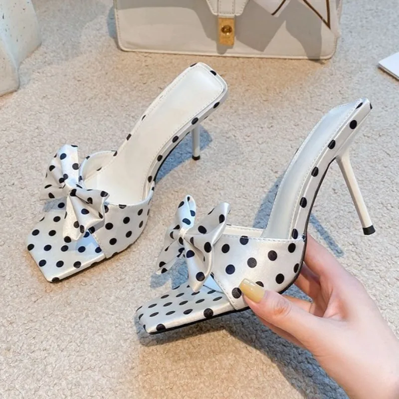 zapatillas-de-tacon-alto-con-diseno-de-lunares-y-agradable-arco-para-mujer-sandalias-deslizantes-de-tacon-de-aguja-con-punta-abierta-zapatos-elegantes-con-punta-cuadrada-para-vestido-de-banquete