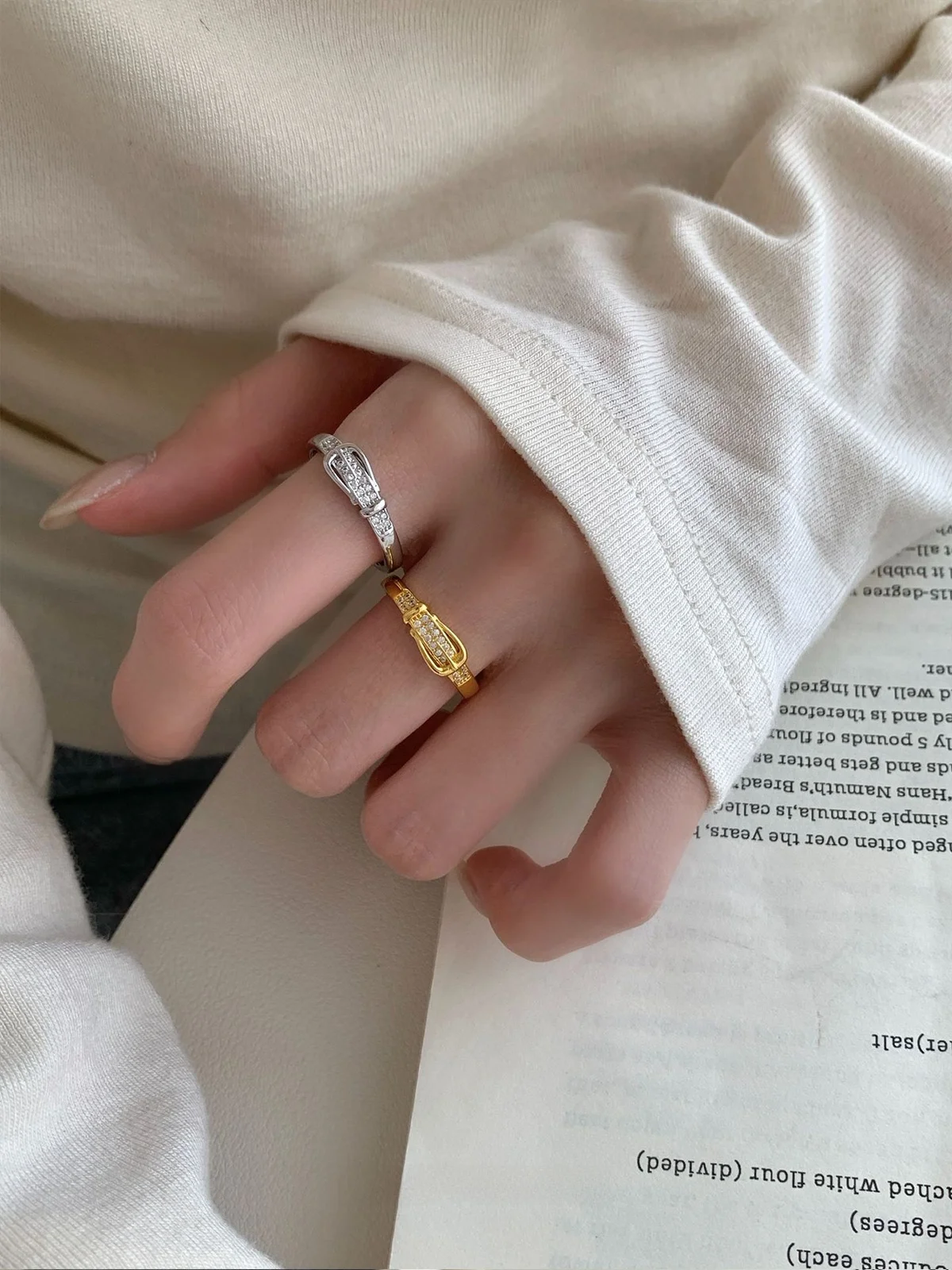 anel-aberto-ajustavel-para-mulheres-com-diamantes-embutidos-fivela-dourada-acessorio-de-joalheria-elegante-ideal-para-o-di