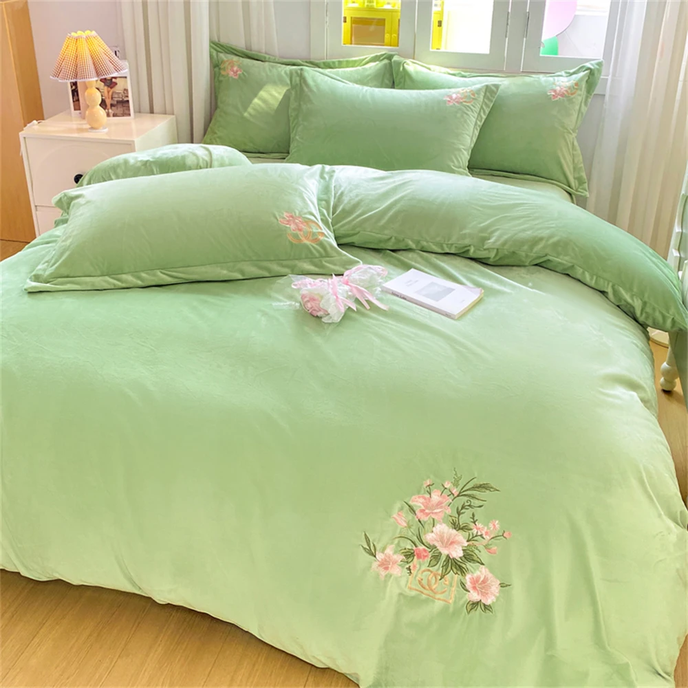 Thickened Milk Velvet Four-Piece Set Soft Coral Velvet Embroidery Anti-Static Light Luxury Winter Thickened Wedding Bedding Set