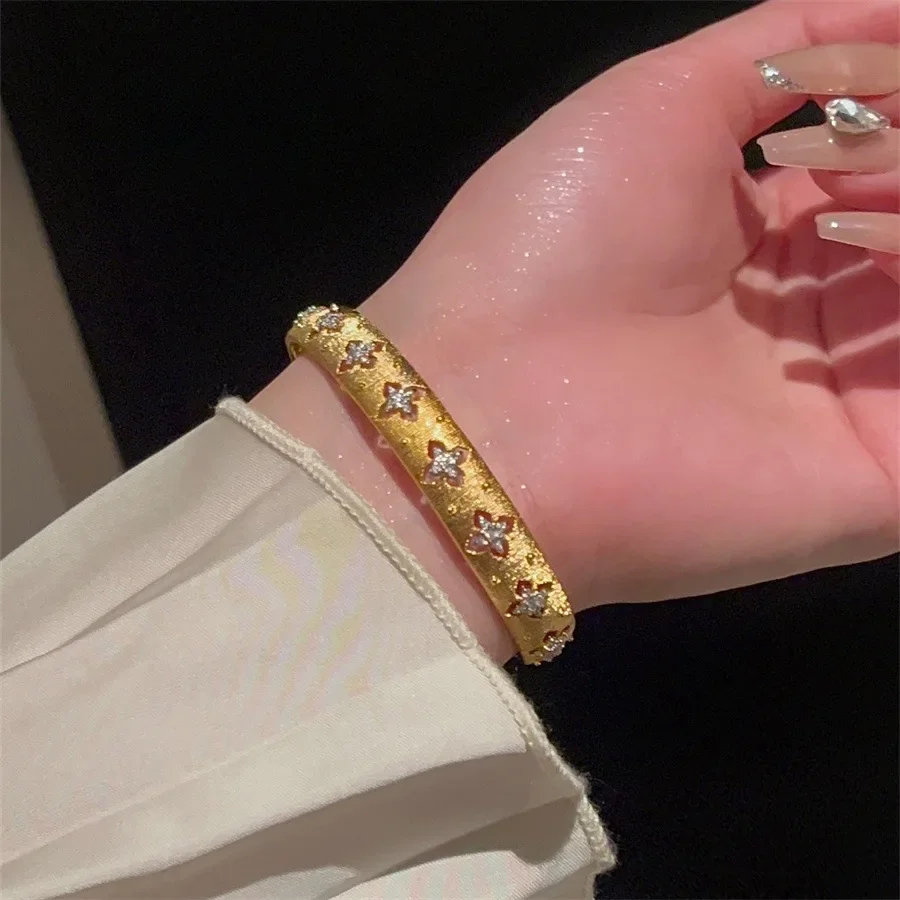 1 Piece of Antique-Style Four-Leaf Flower Pattern Women's Bracelet with Brushed Vintage Style and Luxurious Zircon Design