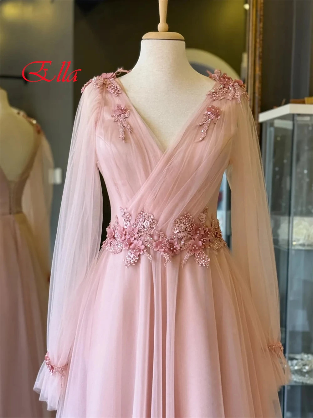 فستان سهرة رسمي من التول الوردي على الموضة مخصص برقبة على شكل حرف v وأكمام طويلة وأربطة من الخلف وزهور لؤلؤية بدون ظهر فستان العودة للوطن