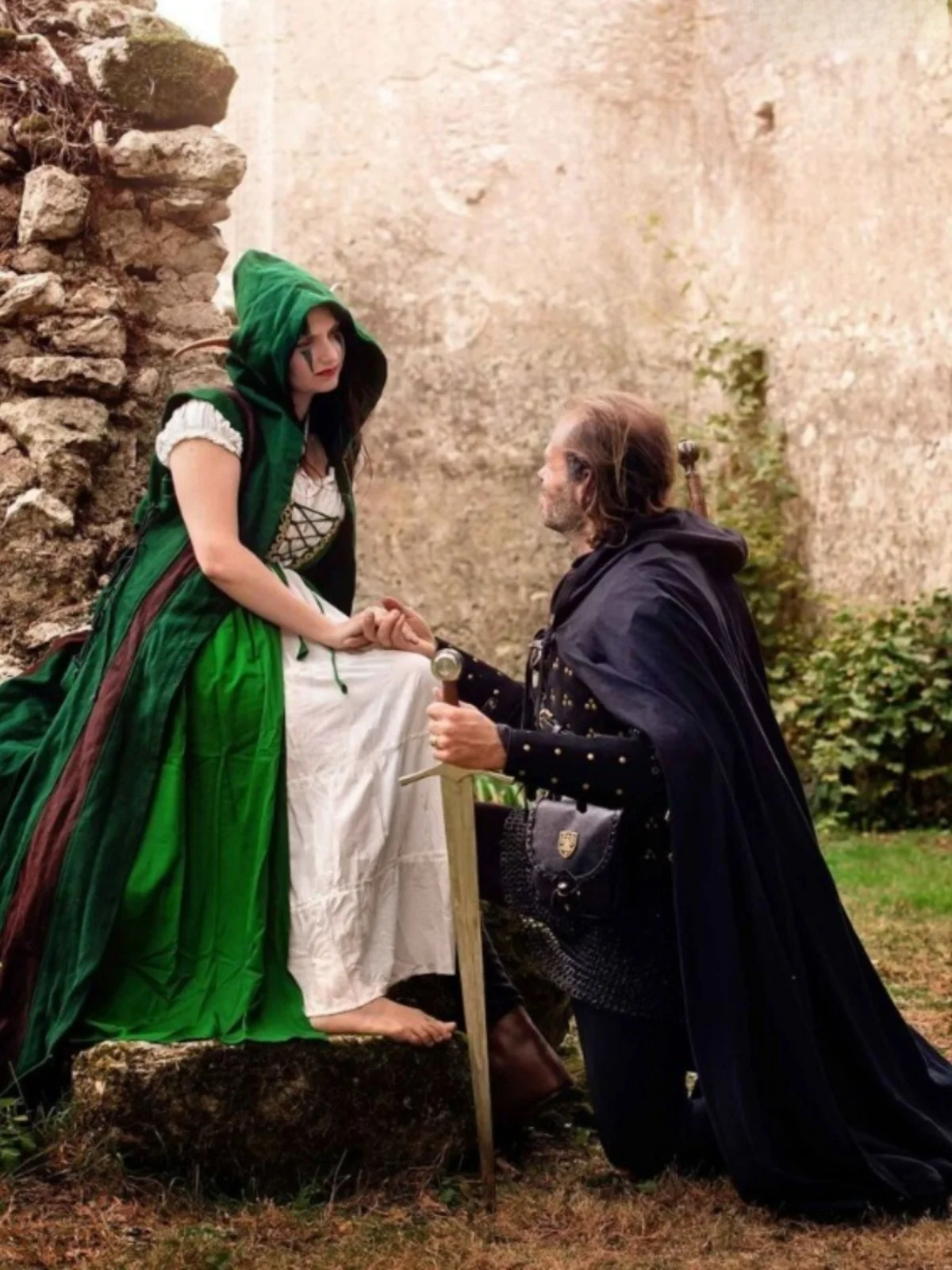 Mantello cosplay rosso lungo con cappuccio per loween Par Role-plang Costume di scena etnico in materiale poliestere per uomo adulto