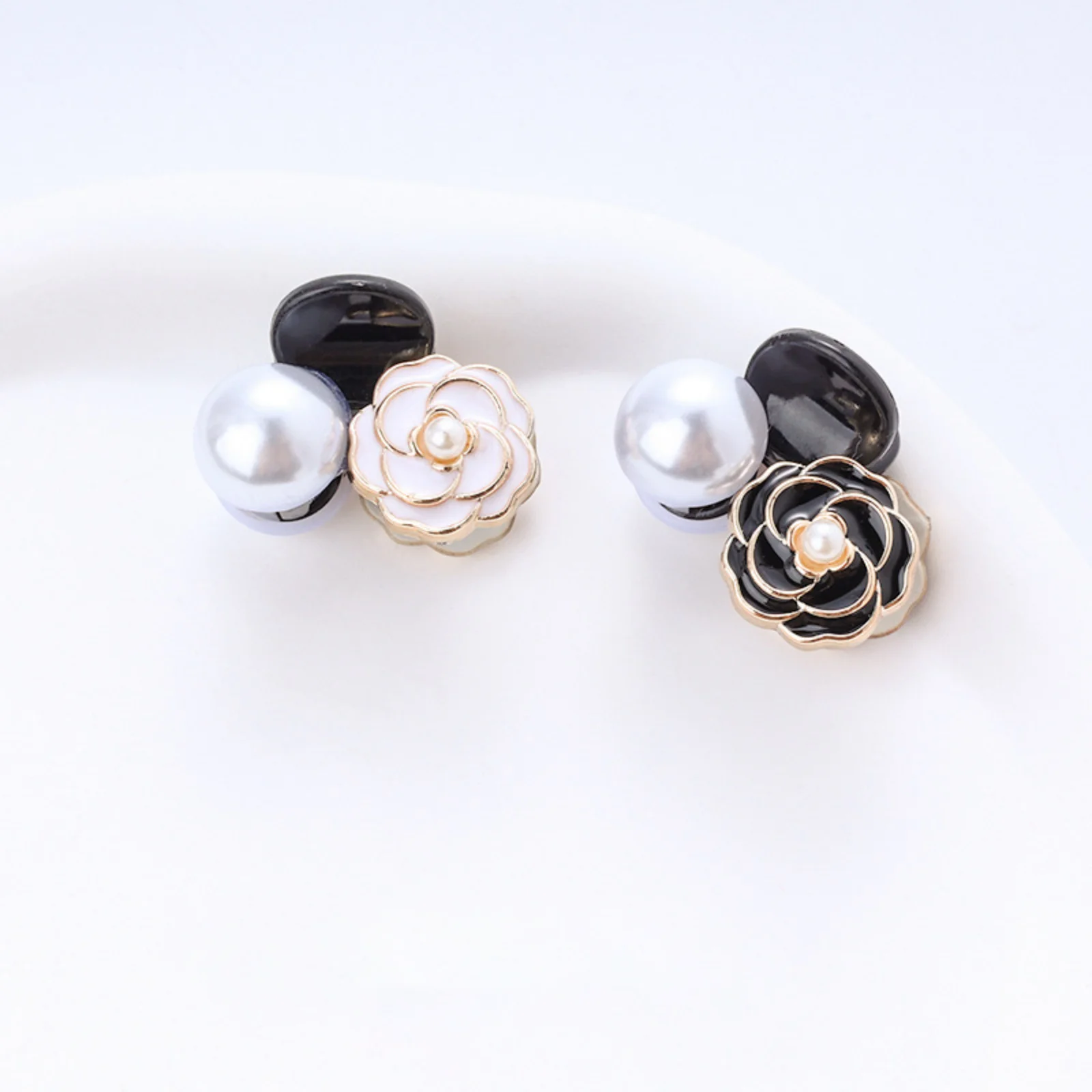 2 Stück Kamelien-Perlen-Haarspangen für Damen, elegantes Haarspangen-Set mit Blumenmuster, modisches Haar-Accessoire für den Alltag und Partys – Detail 5