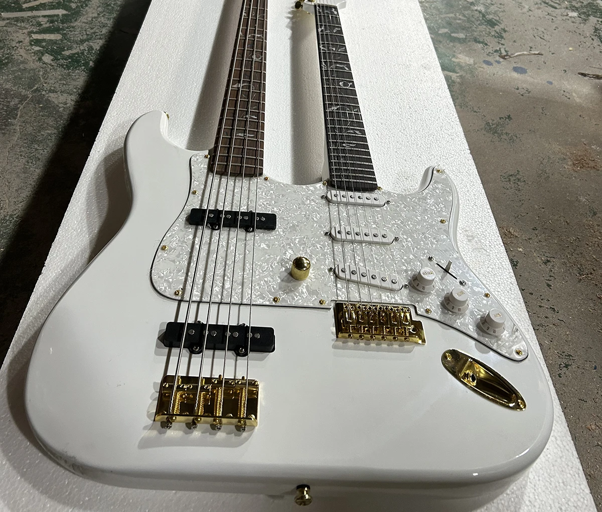 High Quality Double Neck White 4+6 Strings Electric Bass And Guitar Gold Hardwares Flower Fret Inlay Factory Customizable