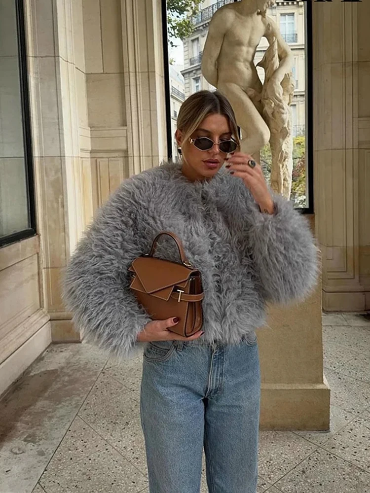 Casaco cinzento de peles artificiais para mulher Casaco de manga comprida peludo elegante outono e inverno Fotografia de rua Casaco de peles curto