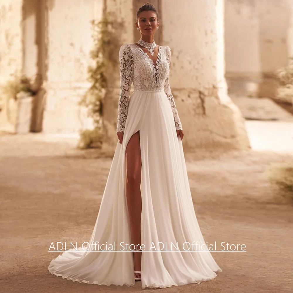 Böhmisches Hochzeitskleid nach Maß mit hohem Kragen, langen Ärmeln, Spitzenapplikationen, Illusionsrücken, Knöpfen und Schlitz aus Chiffon