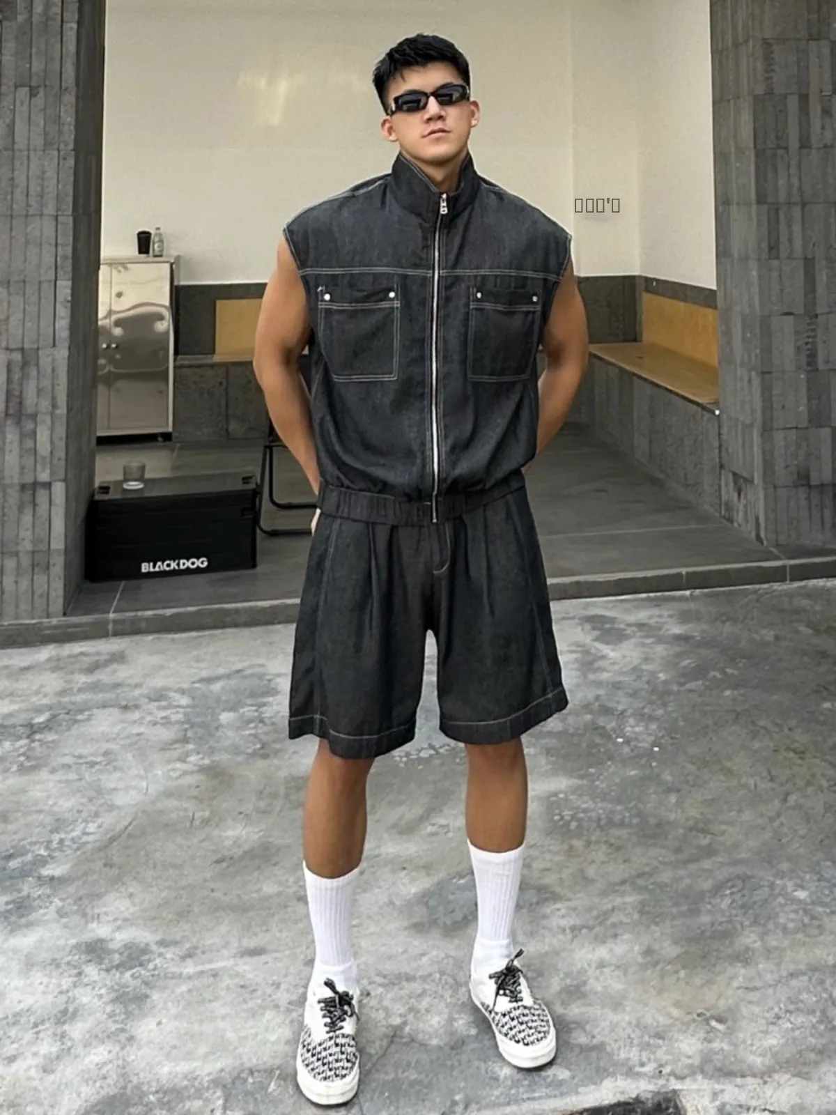 

Комплект из двух предметов: модный жилет и шорты из денима с подплечниками, свободный крой, воротник-стойка, размеры Plus Size (до 300 фунтов), длина шорт 5 дюймов