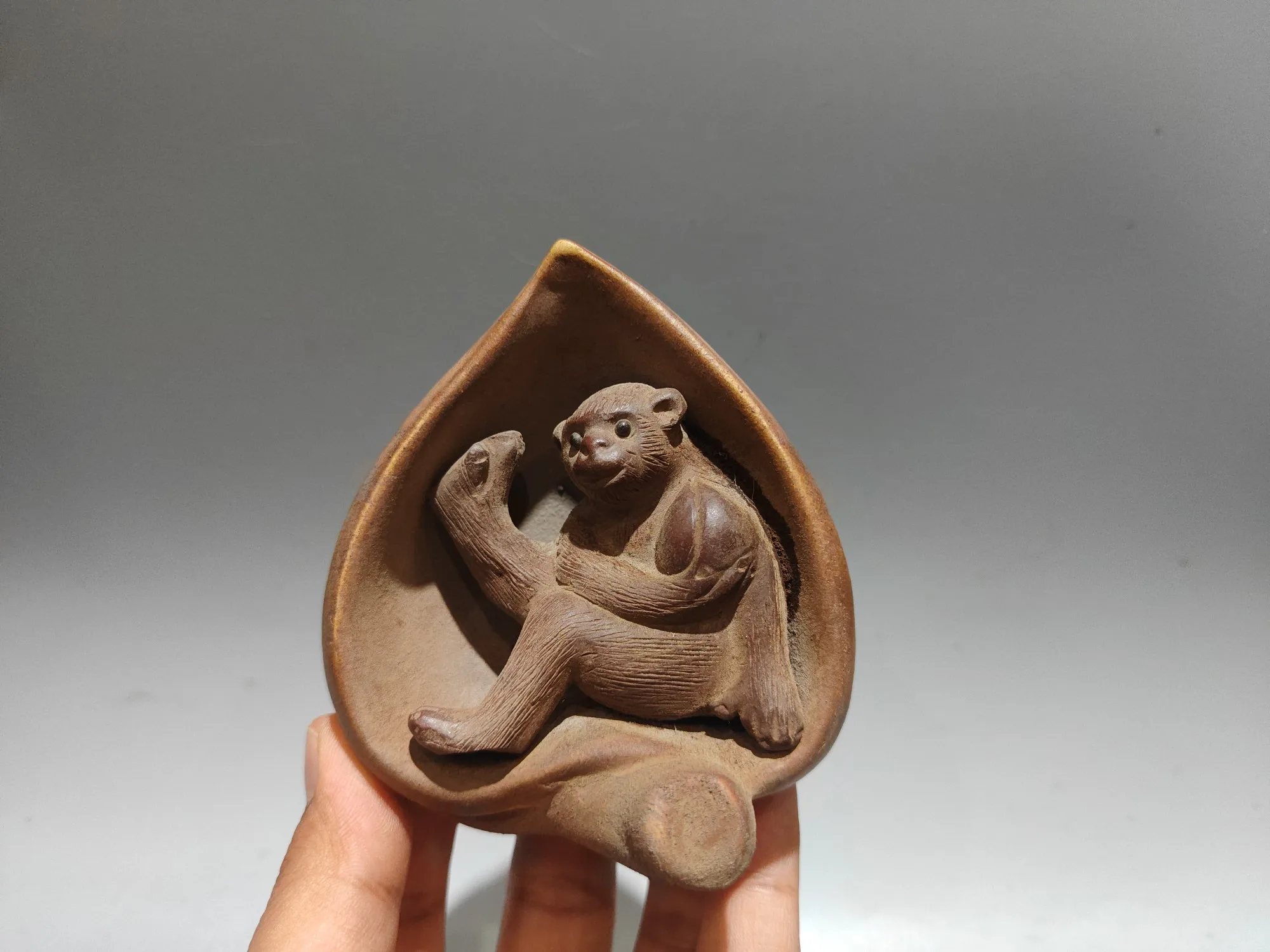 

4"Chinese Yixing Purple Clay Teapot Tea pets Monkey Peach Statue Peach leaf backlight Gather fortune Ornaments