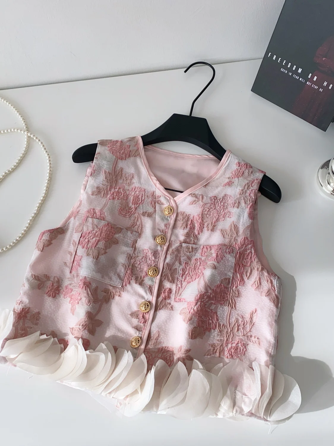 

Ele Heavy Embroidery V-Ne Svel Vest Женская модная универсальная майка с рюшами и рюшами для поездок на работу Sle Pure Color