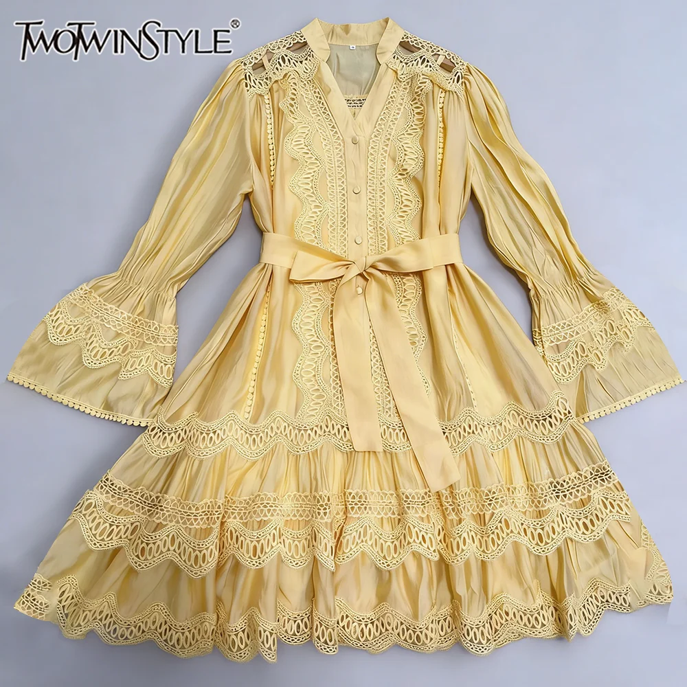 

Повседневное желтое мини-платье TWOTWINSTYLE с кружевной вышивкой для женщин, с V-образным вырезом, поясом на талии и расклешенной юбкой для пляжного отдыха KDR560803