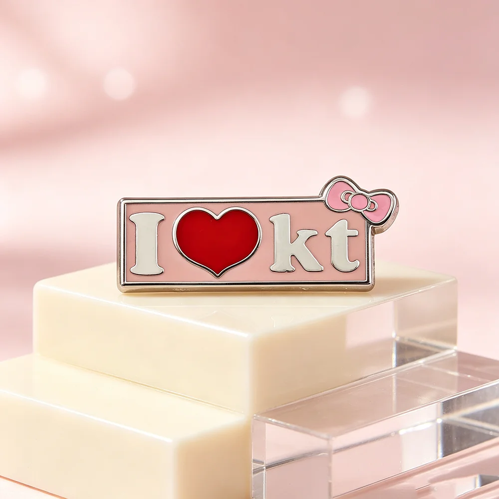 Niedliche Emaille-Pins „I Love KT“-Broschen, rosa Schleife, rotes Herz, Metall-Abzeichen, Anstecknadel für Rucksack, Jeansjacke, Geschenk – Detail 12