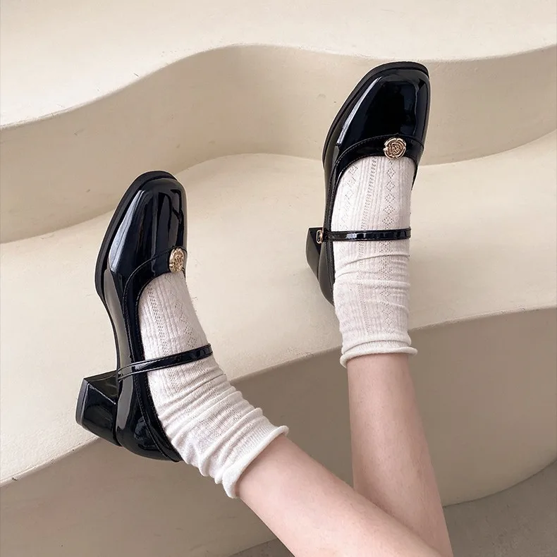 Black square toe retro thick heeled leather shoes for women in autumn and winter 2023 new shallow cut Mary Jane single shoes