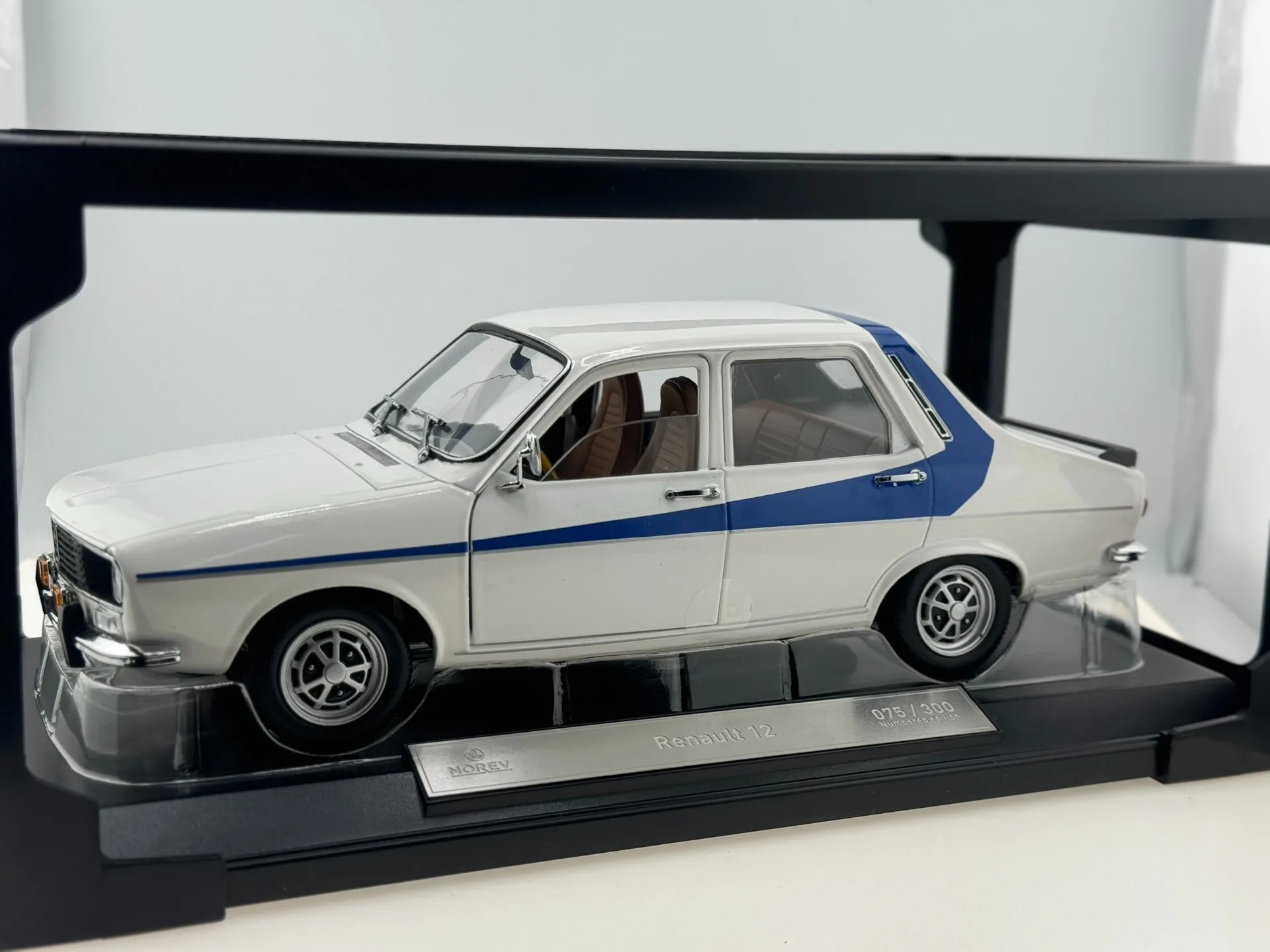 عيوب دييكاست نوريف 1/18 مقياس رينو 12 سبيكة سيارة نموذج تحصيل لعبة هدية تذكارية عرض حلية