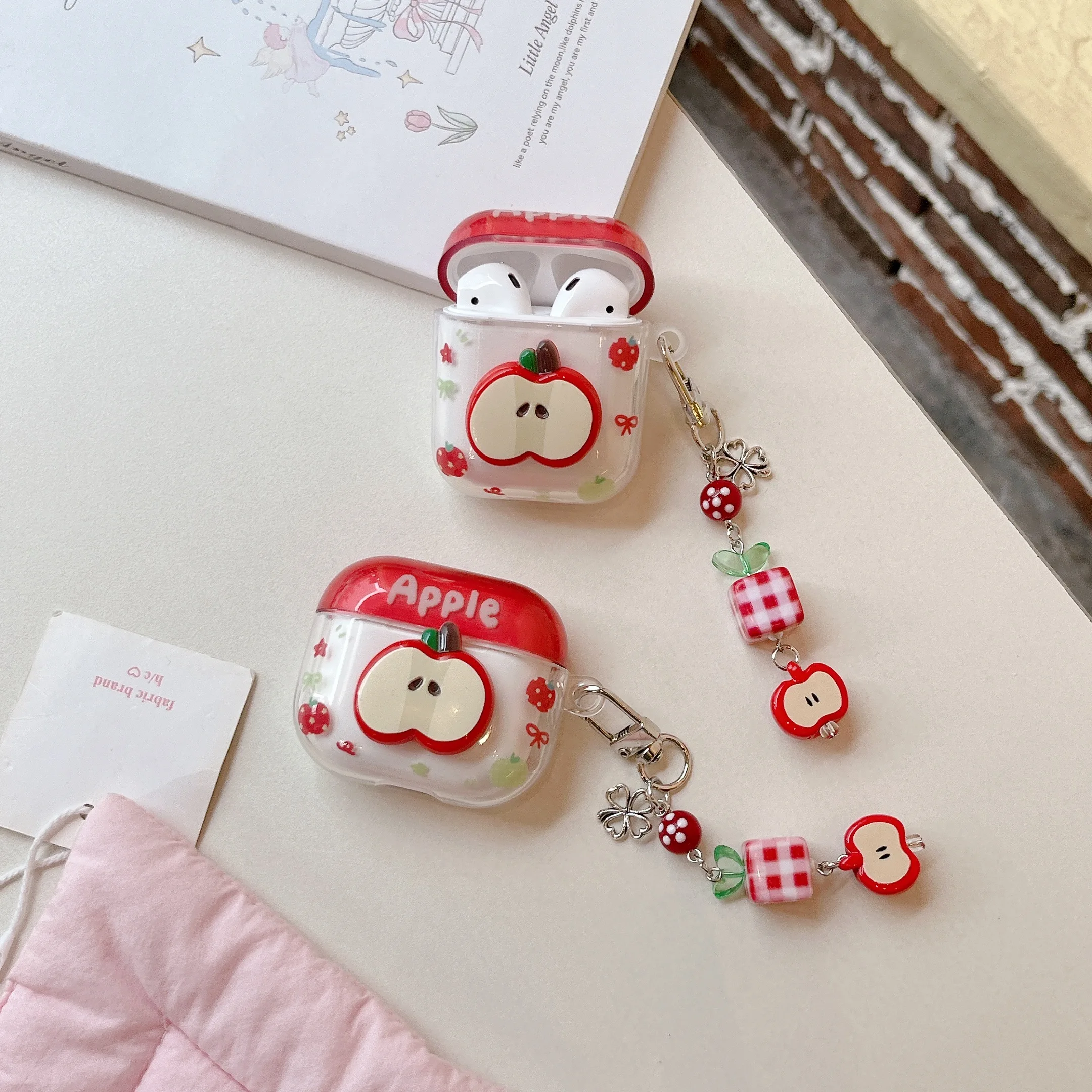 قلادة Apple مجانية مناسبة لحافظات سماعات AirPods 1/2/3/4 & Pro/Pro 2 - حافظة واقية لسماعات الأذن مضادة للانزلاق والصدمات، هدية عيد الميلاد، تعطي للأصدقاء أو العائلة أو الزملاء!