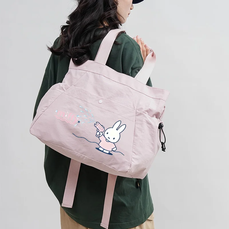 กระเป๋าโท้ทลายมิฟฟี่น่ารัก การ์ตูนมิฟฟี่กระต่าย กระเป๋าสะพายข้างเดียวสำหรับฟิตเนส โยคะ กระเป๋าเดินทางความจุสูง น้ำหนักเบา กระเป๋าแบบมีเชือกผูก