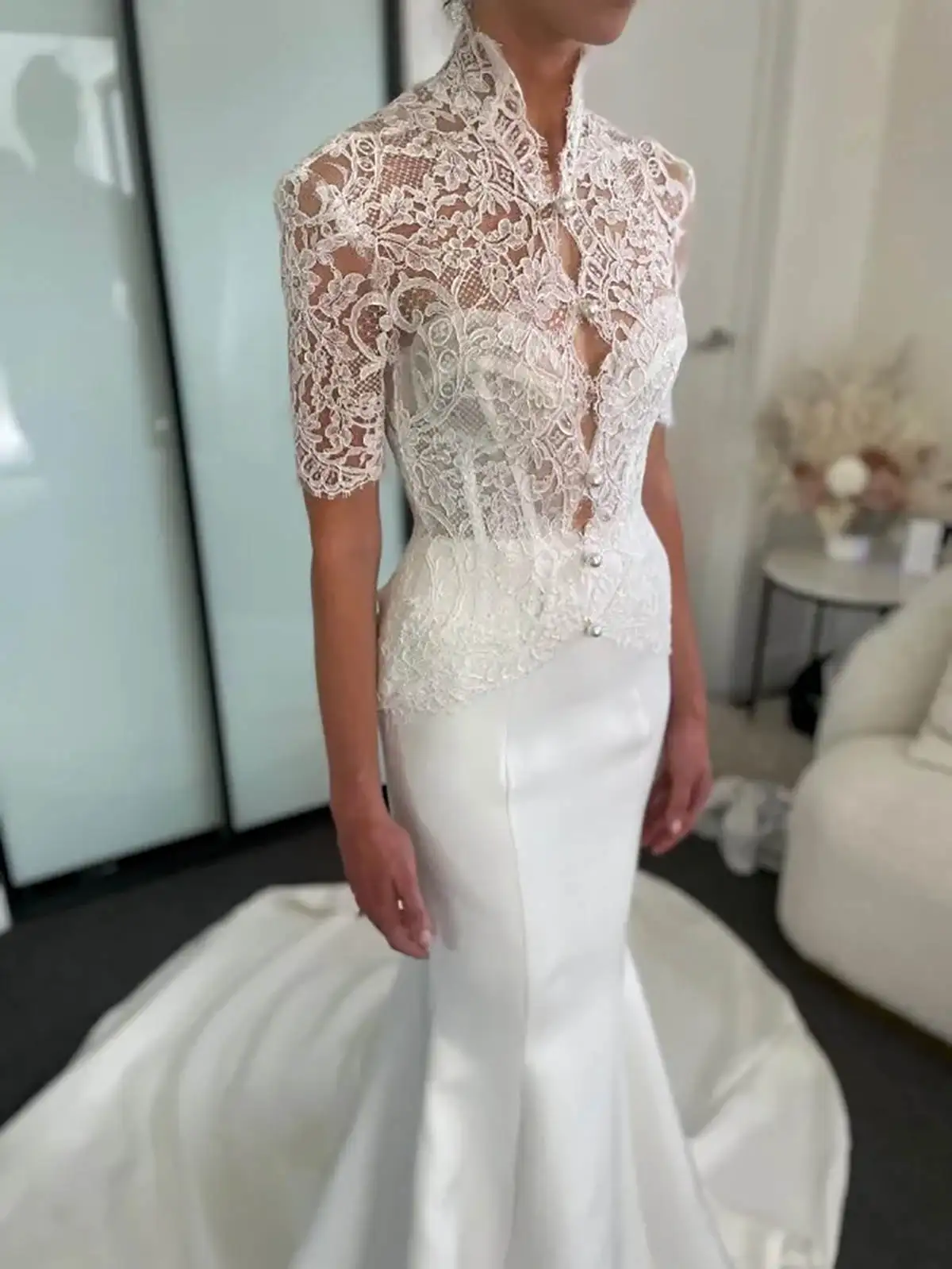 Graziosa mantella da sposa con applicazioni in pizzo, giacca da sposa corta senza maniche con perle, avvolge accessori bianco avorio, giacche personalizzate