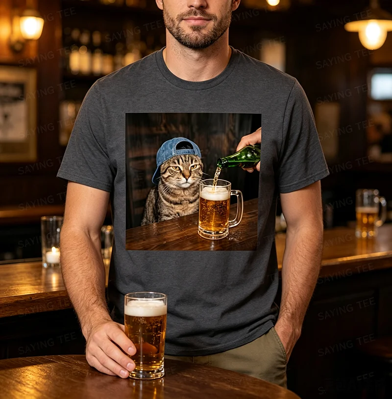 Lustiges Katzen-Biertrinken-Hemd mit Grafik „Unbeeindruckter Tabby“ – Y2k Katzen-Papa, betrunken in Bar/Nachtclub – Humorvolle Kleidung – Detail 4