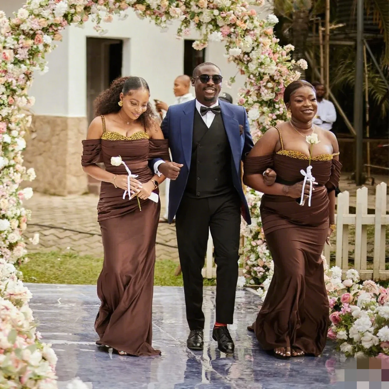 아프리카 브라운 인어 신부 들러리 드레스 스윕 기차 스파게티 골드 구슬 장식 주름 웨딩 게스트 파티 가운 맞춤형