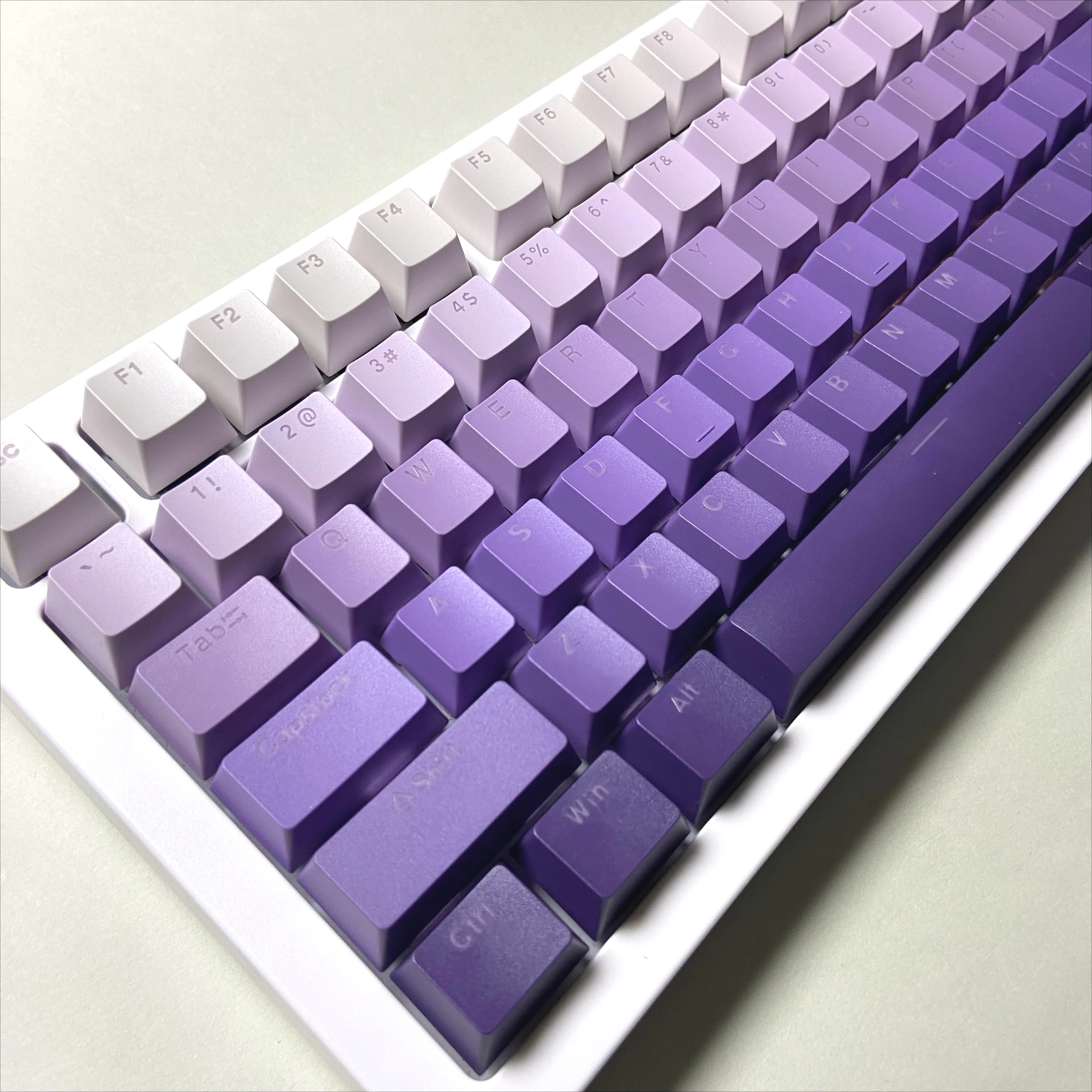 أغطية المفاتيح المتدرجة الأمامية المحفورة مجموعة شفافة OEM للوحة المفاتيح الميكانيكية لوحة مفاتيح الألعاب 61 68 75 84 87 89 96 98 100 104 108