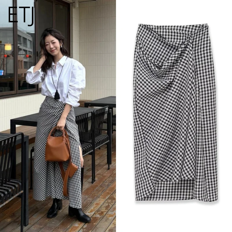 Elegancka damska spódnica w kratkę gingham z wysokim stanem, asymetrycznym rozcięciem, midi, ETJ, wiosna 2026, do biura, casual, szykowna moda.