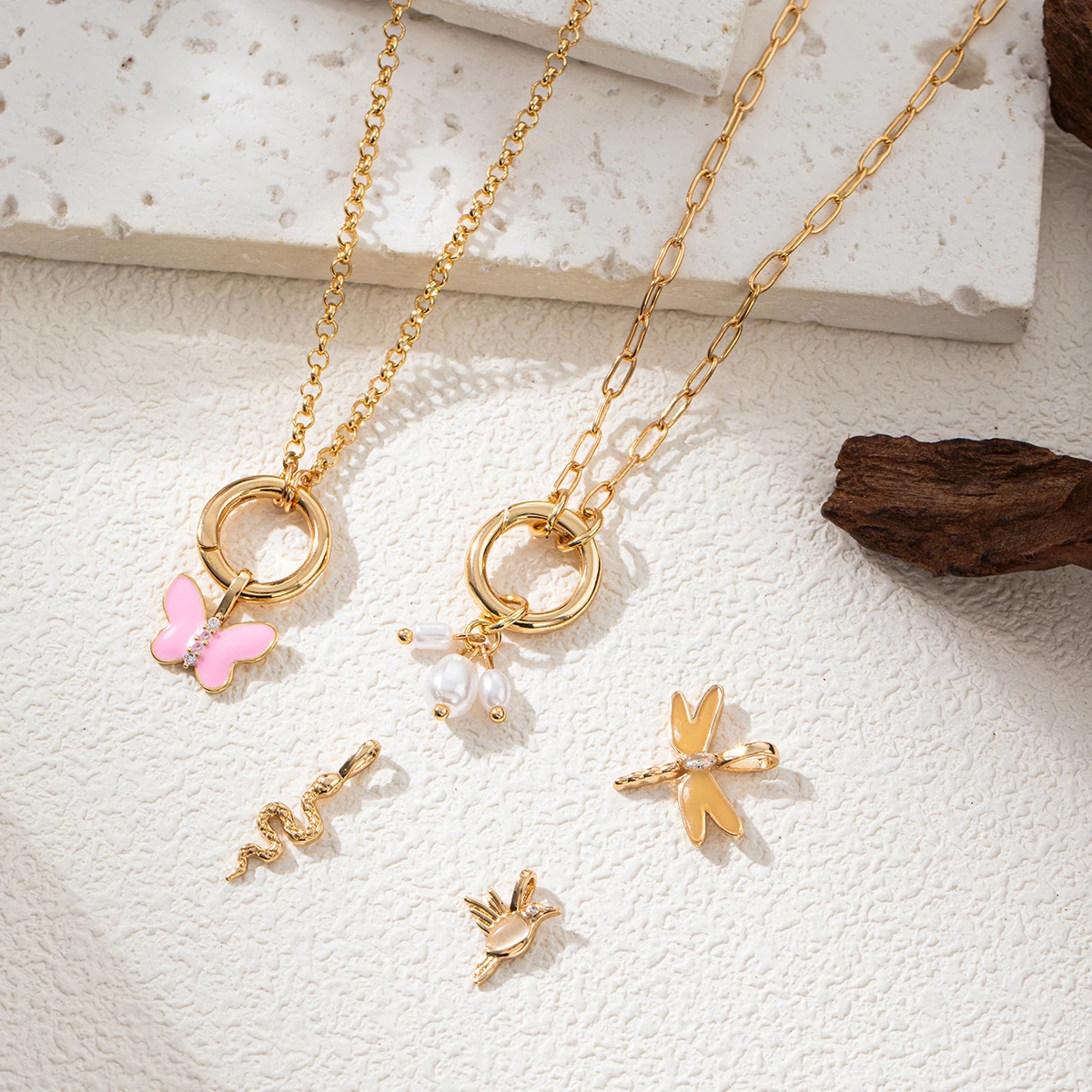 DIY قلادة اليعسوب الطنان قلادة قلادة المرأة اللؤلؤ فراشة الاكسسوارات اليدوية قلادة مطلية بالذهب