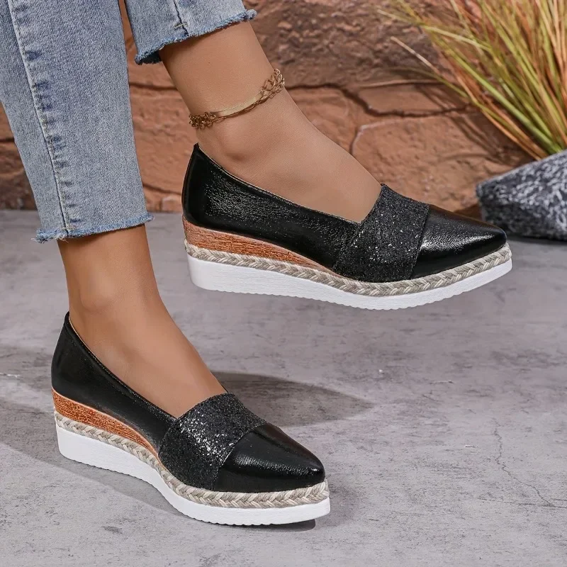 حذاء فردي مريح لخريف 2025 بتصميم جديد غير رسمي على الطراز الأوروبي والأمريكي بمقدمة مدببة وكعب عريض ونعل سميك