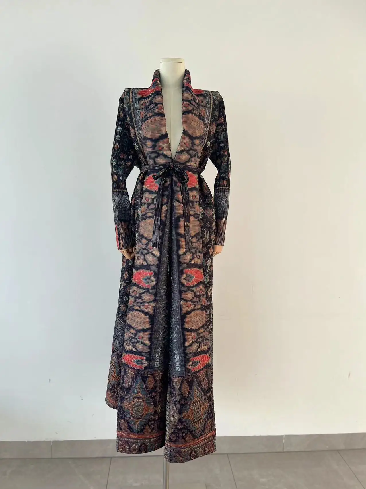 Miyake Pleated 2024 New Folded Collar Long Sleeved Retro Printed Dress Belt for Women Dubai Designer Original Fashion Loose Coat